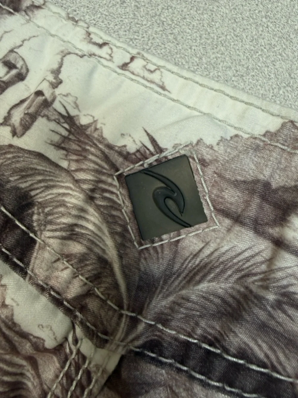 Rip Curl Skull‎ Print Board Shorts Surf Swim Trunks Mens Size 33 Made in Italy